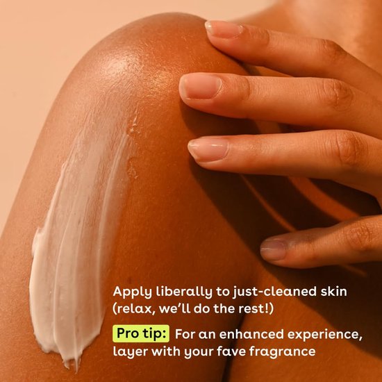 Hand brengt witte lotion aan op schouder, met tekst "Apply liberally to just-cleaned skin".
