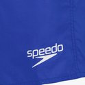 Gros plan du logo Speedo blanc sur un short de bain bleu.