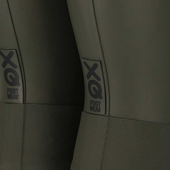 Close-up van donkergroene rubberen laarzen met een 'XQ FOOT WEAR' logo op de zijkant.