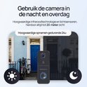 Slimme deurbel met camera bij daglicht en 's nachts naast een woning, met zon- en maanpictogrammen.