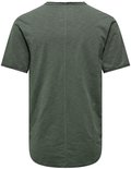 Achterkant van een effen groen T-shirt met een verticale naad.