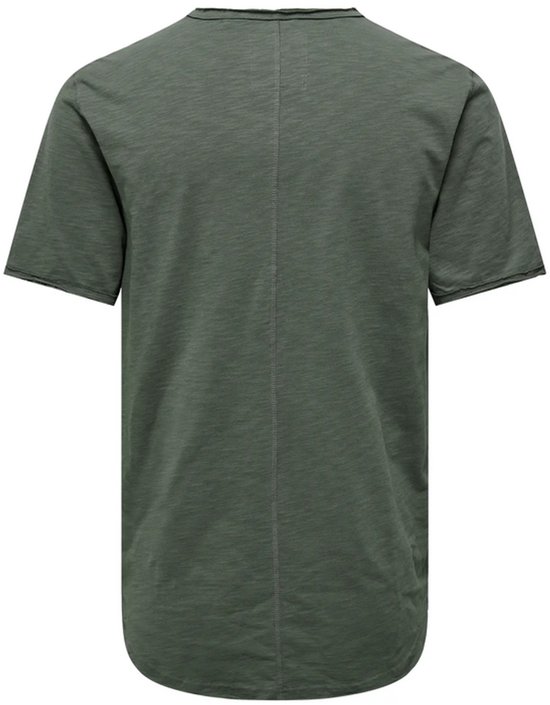 Achterkant van een effen groen T-shirt met een verticale naad.