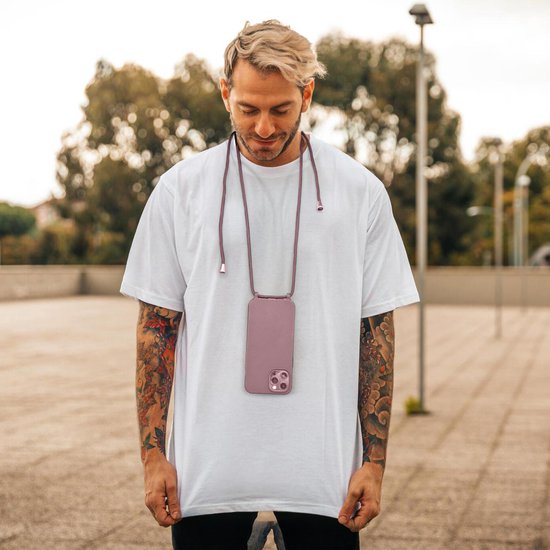 Man met witte t-shirt met oudroze telefoonhoesje met koord om de nek.