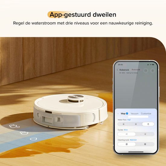 Witte robotstofzuiger op een houten vloer, met een smartphone die de Roborock app toont voor het instellen van de waterstroom.