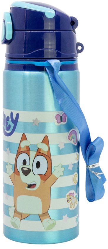 Lichtblauwe drinkfles met horizontale strepen, afbeelding van Bluey en decoratieve vlinders en sterren.