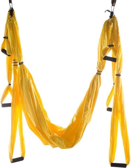 Gele aerial yoga hangmat met zwarte handgrepen, hangend aan karabiners.