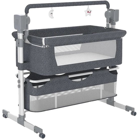 Donkergrijs babybedje met twee lagen opbergruimte, verstelbaar frame en wieltjes.