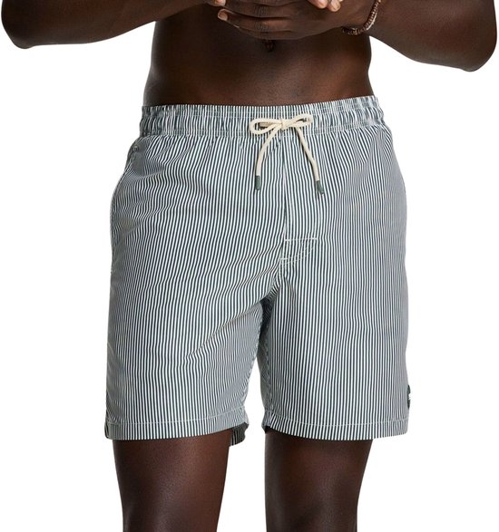 Homme portant un short de bain à fines rayures verticales bleu foncé et vert, cordon de serrage à la taille.