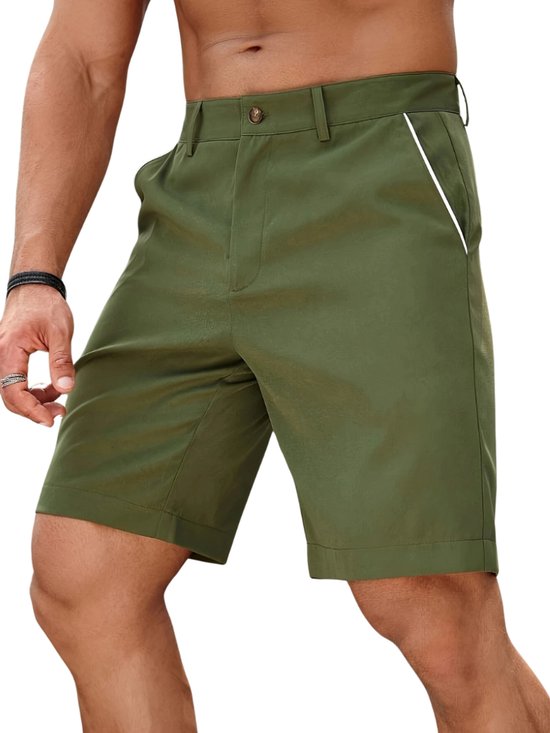 Herenbroek in het groen met witte biezen bij de zakken.