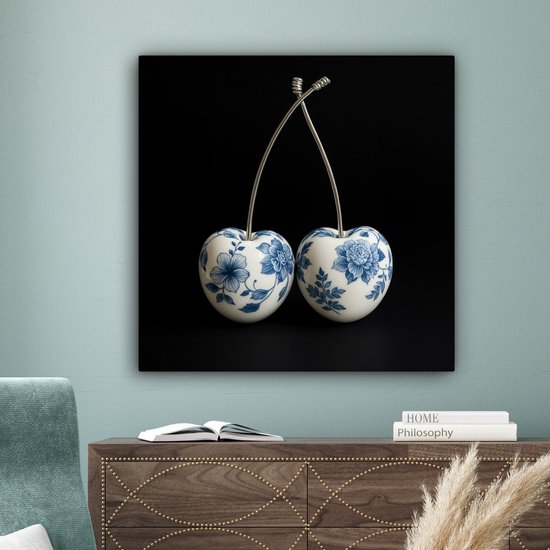 Delfts blauwe kersendecoratie aan de muur boven een dressoir.