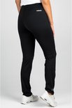 Dames trainingsbroek zwart, achterkant met logo en witte sneakers.