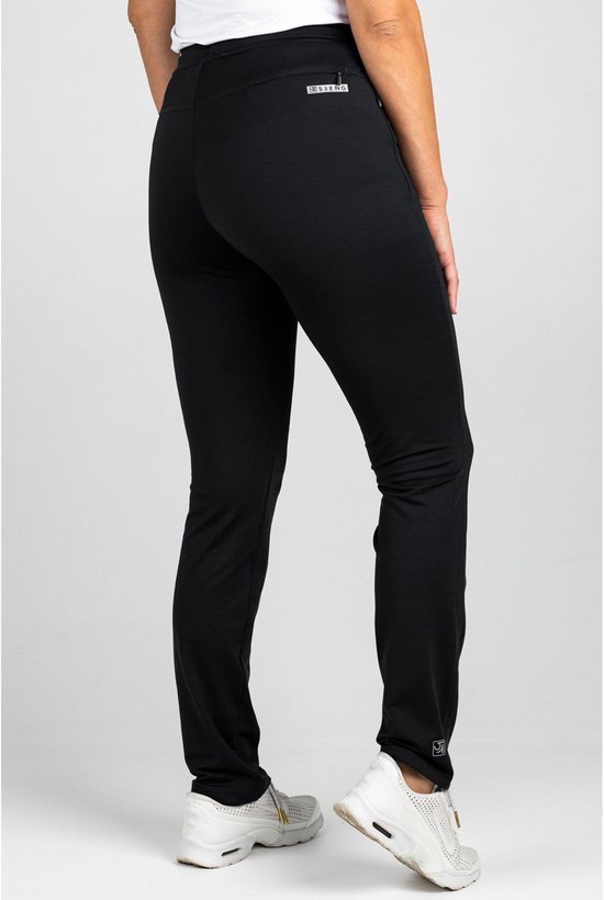 Dames trainingsbroek zwart, achterkant met logo en witte sneakers.