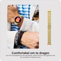 Persoon met een gouden horlogebandje om de pols, gedragen met een gestreepte blouse en blazer. De horlogeband wordt ernaast getoond.