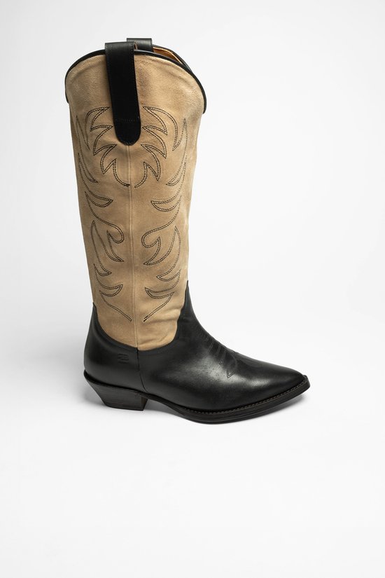 Zwarte laars met beige schacht, sierlijke stiksels, puntige neus en lage hak.