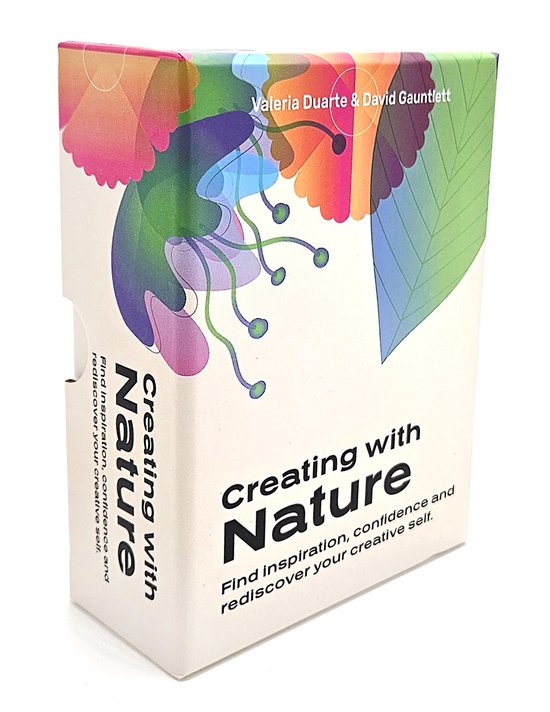 Doos 'Creating with Nature' met kleurrijke abstracte illustraties van bloemen, bladeren en de tekst 'Valeria Duarte & David Gauntlett'.