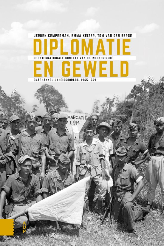 Boekomslag van 'Diplomatie en geweld', met een zwart-witfoto van een groep mannen in uniform, sommigen met hoeden, in een buitenomgeving. Titel bovenaan.