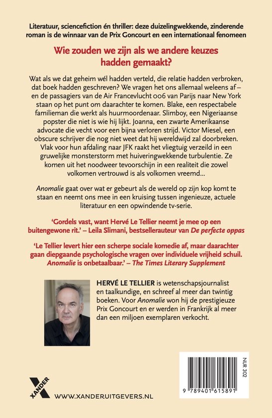 Portret van de auteur Hervé Le Tellier, een man met grijs haar en een blauwe trui. De tekst 'Xander Roman' staat onderaan.