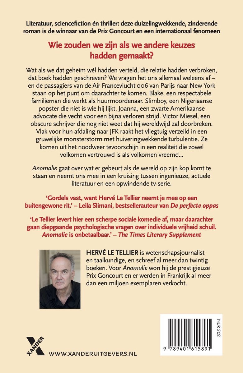 Portret van de auteur Hervé Le Tellier, een man met grijs haar en een blauwe trui. De tekst 'Xander Roman' staat onderaan.