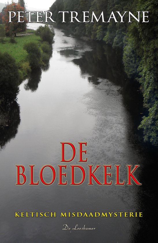 Boekomslag De Bloedkelk. Rivier die door een groen, bosrijk landschap stroomt. Titel in rood, daaronder 'Keltisch misdaadmysterie'.