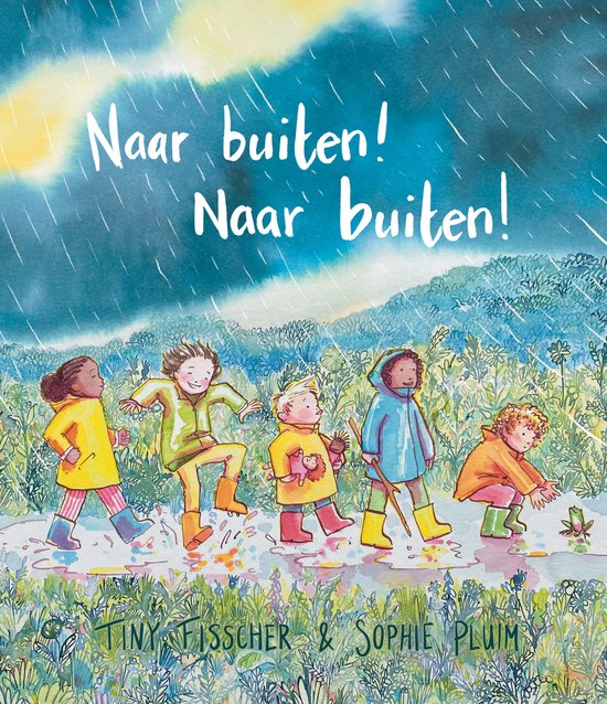 Vijf kinderen in regenpakken lopen lachend door de regen en plassen. Text: Naar buiten! Naar buiten!