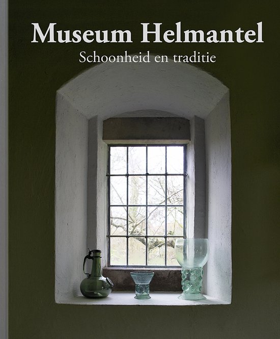 Museum Helmantel. Schoonheid en traditie. Een nis met een raam, drie groene glazen objecten en tekst.