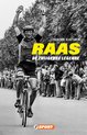 Een wielrenner met zijn armen in de lucht, met op de achtergrond een menigte. Titel: RAAS DE ZWIJGENDE LEGENDIE.