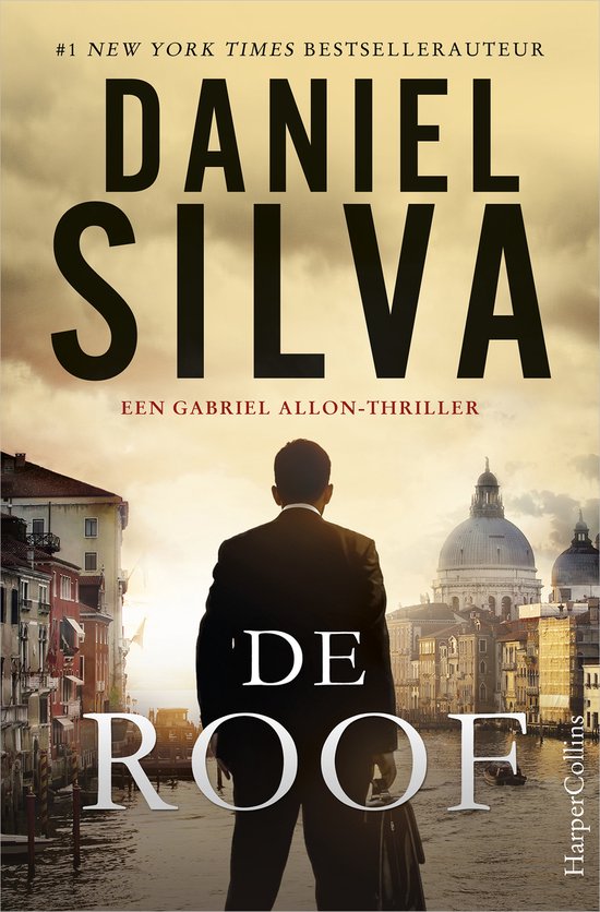Boekcover 'De Roof' van Daniel Silva. Een man in pak kijkt uit over een kanaal in Venetië.