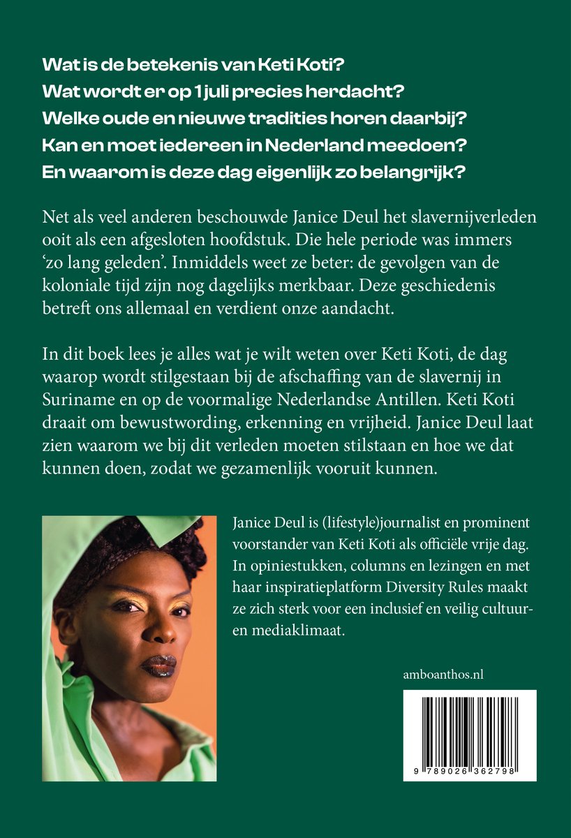 Een vrouw met donker haar, in een zwart topje, kijkt ernstig. Ze draagt gouden oorbellen en haar gezicht is opgemaakt.