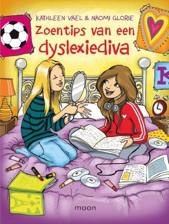 Twee tienermeisjes zitten op een bed, omringd door boeken en cd's. De tekst 'Zoentips van een dyslexiediva' staat centraal.