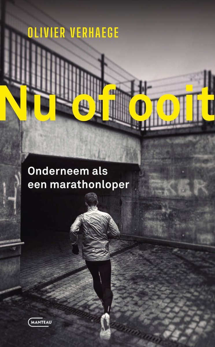 Een man in een sportjasje rent weg van de camera in een stedelijke omgeving, met de tekst 'Nu of ooit. Onderneem als een marathonloper'.