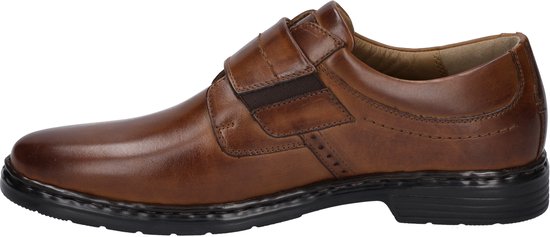 Zijkant van een bruine leren schoen met dubbele klittenbandsluiting en een zwarte zool.