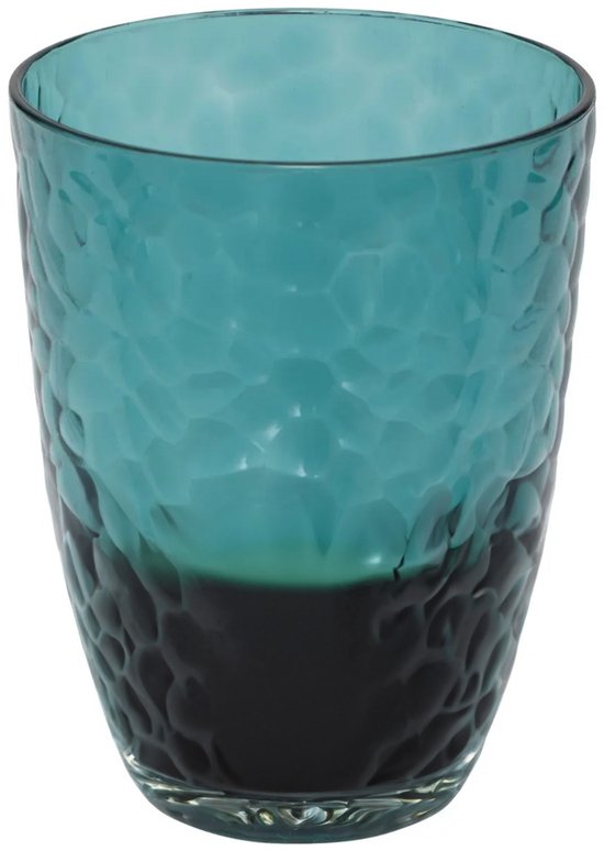 Blauw transparant drinkglas met hamerslag textuur, onderste helft donkerder van kleur.