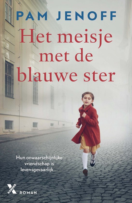 Boekcover met Pam Jenoff's 'Het meisje met de blauwe ster'. Een meisje in een rode jas rent op een stenen straat. Tekst: 'Het meisje met de blauwe ster'.
