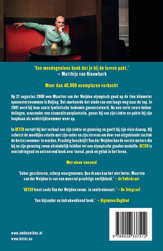 Een man met korte haren zit op een rode bank en leunt met zijn arm op de rugleuning. Hij kijkt naar de camera. De tekst luidt 'Een meedogenloos boek dat je bij de lurven pakt.'