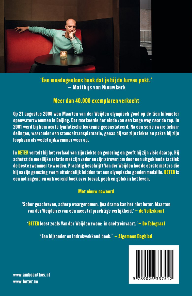 Een man met korte haren zit op een rode bank en leunt met zijn arm op de rugleuning. Hij kijkt naar de camera. De tekst luidt 'Een meedogenloos boek dat je bij de lurven pakt.'