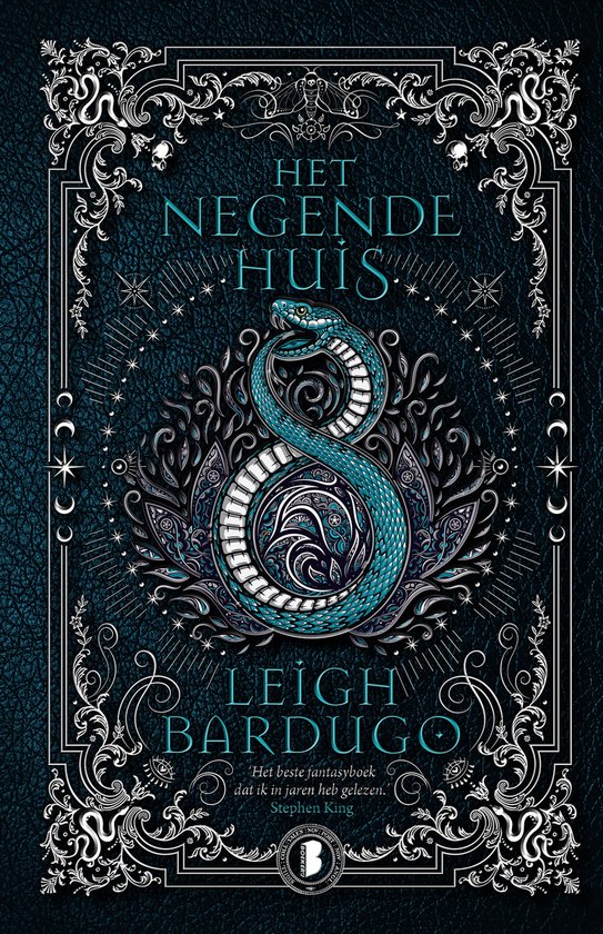Boekcover 'Het Negende Huis' met een gestileerde, turquoise slang op een donkerblauwe achtergrond. Decoratieve witte ornamenten en de titel in witte letters.