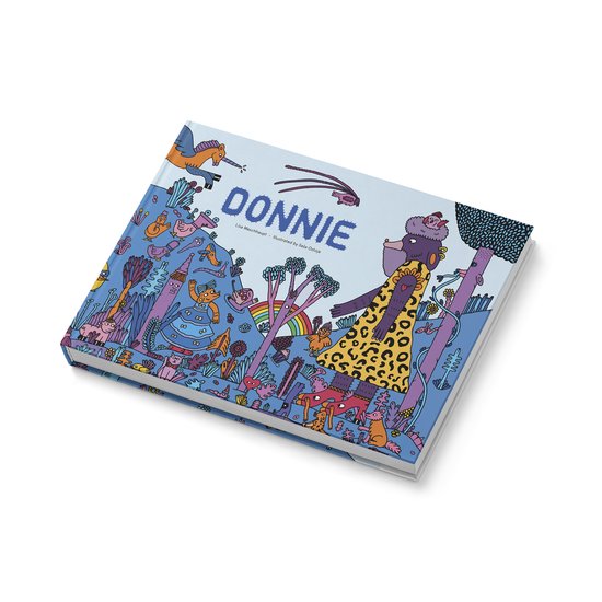 Boek 'Donnie' met een blauwe kaft, titel en een illustratie van een dier met luipaardprint jurk, eenhoorn, flamingo en vogels.