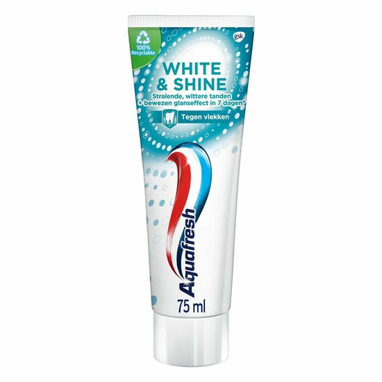 Aquafresh White & Shine tandpasta in een witte tube met blauwe, rode en witte strepen. '75 ml' op de tube. Tekst op de tube: 'Stralende, wittere tanden', 'bewezen glanseffect in 7 dagen' en 'Tegen vlekken'.