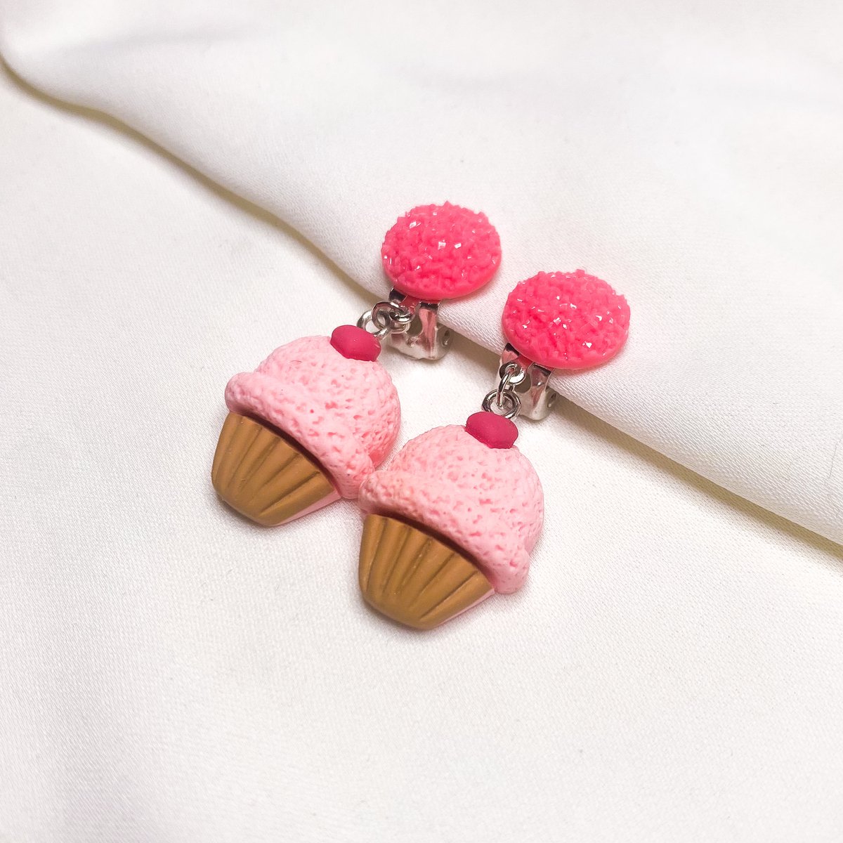 Klipoorbellen.com - Cupcake Pink - Kinderoorbellen - Clipoorbel - Klipoorbellen - Nepoorbellen - Kinder oorbellen clip - oorclips kids
