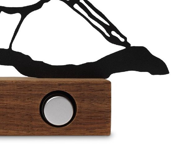 Houten voetstuk met een metalen cirkelvormige inleg. Zichtbaar deel van een metalen roodborstje zittend op een tak.
