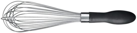 Fouet OXO avec manche noir, fils argentés et fond blanc.