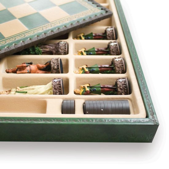 Thumbnail van een extra afbeelding van het spel Luxe schaakset - Handbeschilderde Robin Hood schaakstukken + groen / goud schaakbord met opbergbox (+ backgammon) - 35 x 35 cm