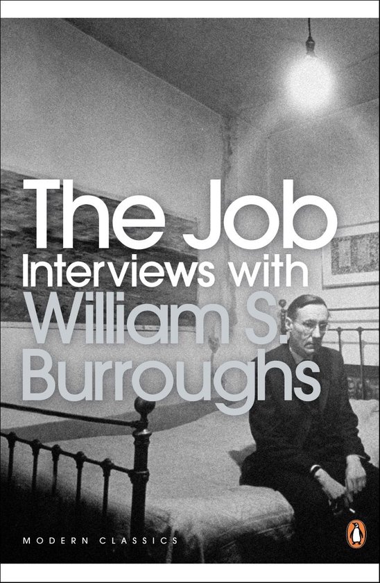 Boek The Job: Interviews with William S. Burroughs. Zwart-wit foto van Burroughs die op een bed zit. Modern Classics.