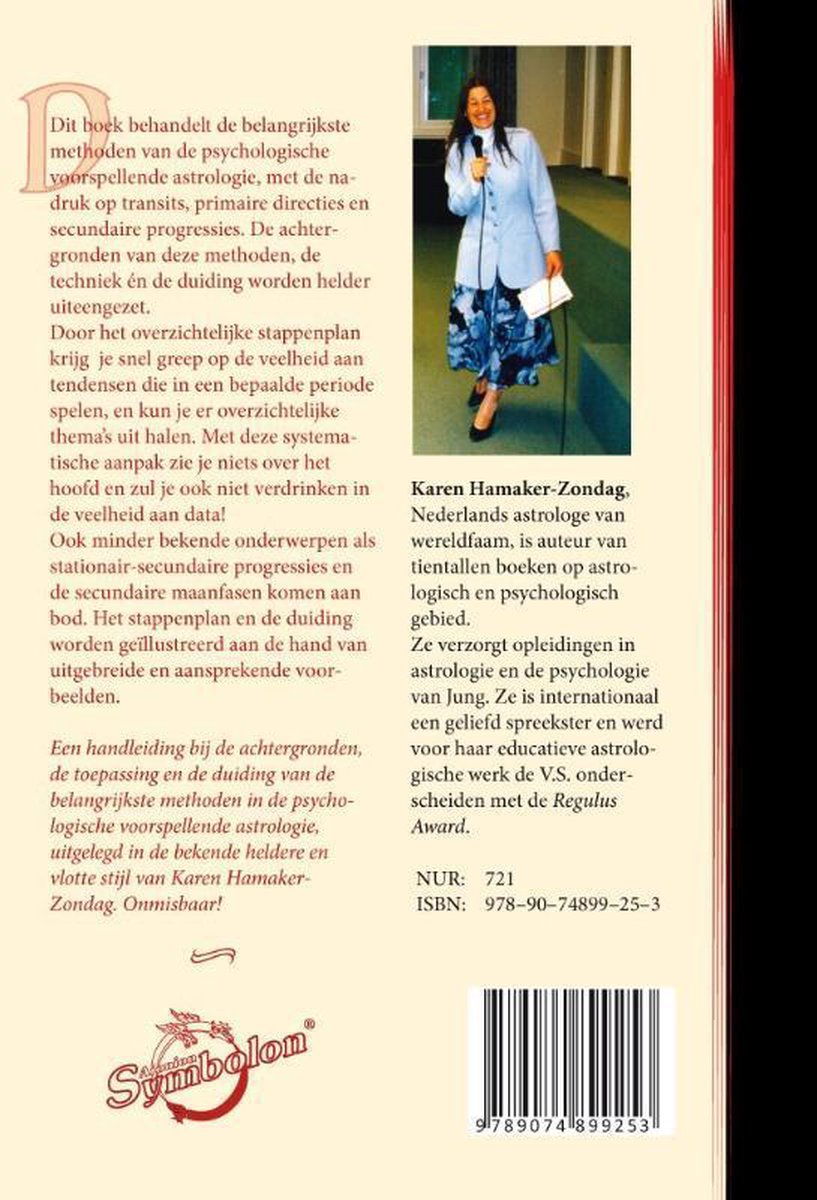Een vrouw met een blauwe blazer en een blauw-witte jurk staat met een microfoon in haar hand.