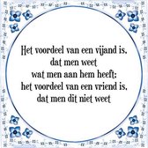 Tegeltje met Spreuk (Tegeltjeswijsheid): Het voordeel van een vijand is, dat men weet wat men aan hem heeft; het voordeel van een vriend is, dat men dit niet weet + Kado verpakking