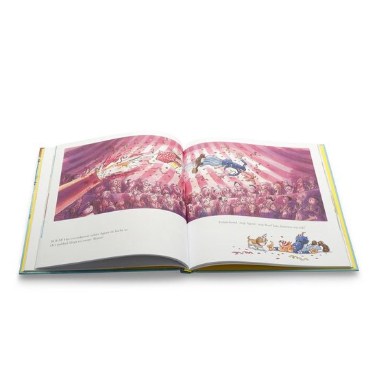 Een open kinderboek toont twee pagina's met illustraties van Agent en Boef. Op de linkerpagina valt een agent uit de lucht, omringd door confetti, met publiek beneden. Op de rechterpagina staat 'Politiehond, zegt Agent, kunnen wij ook?' met tekeningen van dieren.