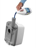 Hand die Thetford Aqua Kem Blue vloeistof in een chemisch toilet giet.