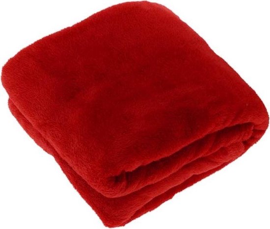 Rood fleece plaid, opgevouwen.