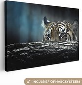 Canvas Schilderij Tijger - Boomstam - Camouflage - 90x60 cm - Wanddecoratie