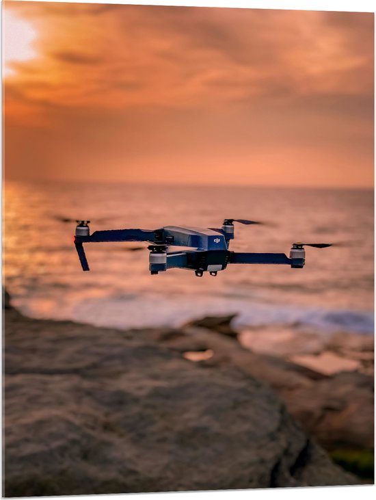 Acrylglas - Drone Vliegend boven Rots in het Water - 75x100 cm Foto op Acrylglas (Met Ophangsysteem)